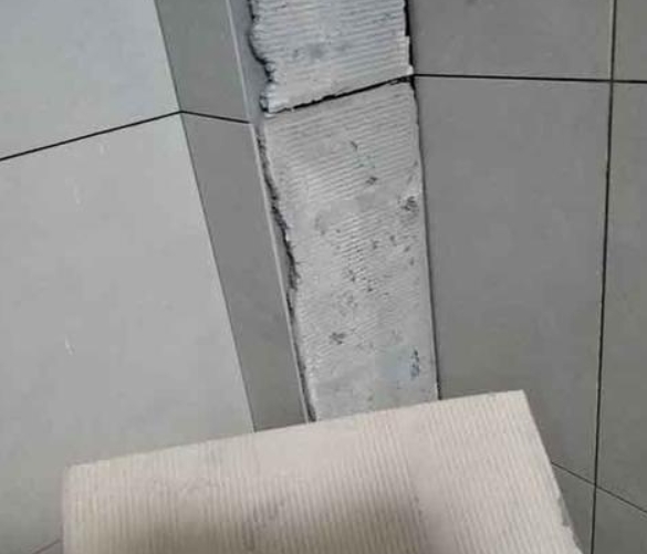 宣州瓷砖空鼓维修公司分享下厨房瓷砖脱落的补救措施。